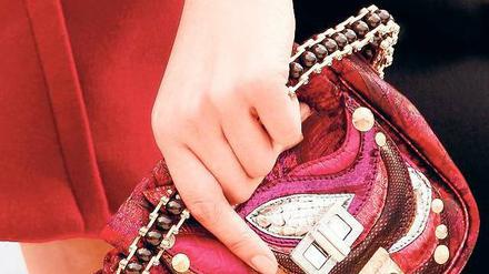 Schön praktisch. Handtaschen sind für Frauen zu Statussymbolen geworden. Männer haben historisch ein ambivalentes Verhältnis zur Handtasche. Aktuell kündigt sich ein Comeback der Herrenhandtasche an – im Jutebeutel der Hipster und dem Messenger-Bag. 