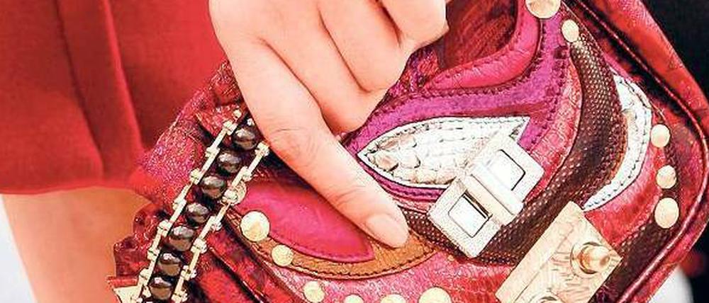 Schön praktisch. Handtaschen sind für Frauen zu Statussymbolen geworden. Männer haben historisch ein ambivalentes Verhältnis zur Handtasche. Aktuell kündigt sich ein Comeback der Herrenhandtasche an – im Jutebeutel der Hipster und dem Messenger-Bag. 