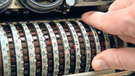 In der Vor-Computer-Ära wurden Verschlüsselungsmethoden wie mit dieser russischen Chiffriermaschine eingesetzt. Am Prinzip hat sich nichts geändert, nur dass diese Techniken im Internetzeitalter jedermann zur Verfügung stehen. Foto: pa/dpa