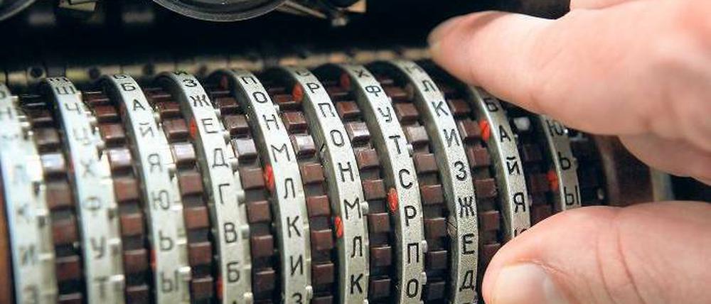 In der Vor-Computer-Ära wurden Verschlüsselungsmethoden wie mit dieser russischen Chiffriermaschine eingesetzt. Am Prinzip hat sich nichts geändert, nur dass diese Techniken im Internetzeitalter jedermann zur Verfügung stehen. Foto: pa/dpa