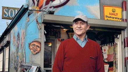 Im Schatten der Mauer. Viele Touristen halten den Kiosk von Gerd Glanze nahe der Oberbaumbrücke für einen ehemaligen Haftraum, in dem gefasste Mauerflüchtlinge eingesperrt wurden. Es handelt sich aber nur um ein altes Wachhäuschen der DDR-Grenztruppen. 