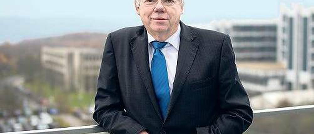 Studentenzahl verdoppelt. Rektor Helmut Hoyer überlegt, notfalls den freien Zugang zu Studienplätzen einzuschränken. Foto: dpa