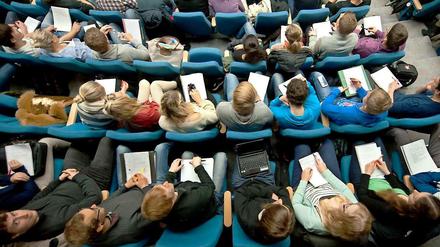 Studierende sitzen im Hörsaal.