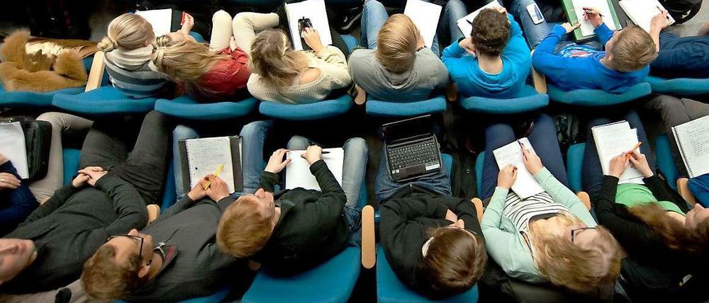 Studierende sitzen im Hörsaal.