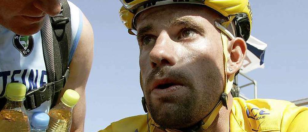 Stefan Schumacher, 32, wurde wegen eines positiven Dopingtests auf das Blutdopingmittel Cera bei der Tour de France 2008 für zwei Jahre gesperrt. Erst im März 2013 gab Schumacher aber jahrelanges Doping zu und erklärte, sein damaliges Team Gerolsteiner und auch Teamchef Hans-Michael Holczer hätten davon gewusst. Im Prozess mit Holczer wurde Schumacher vom Vorwurf, sein Gehalt mittels Doping betrügerisch erschlichen zu haben, freigesprochen. Das Gericht kam zu der Erkenntnis, bei Gerolsteiner habe ein „eher freundliches“ Dopingklima geherrscht. Derzeit fährt Schumacher für das dänische Team Christina Watches-Onfone.