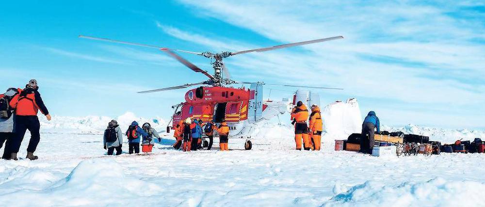 Die Passagiere stapfen zum rettenden Hubschrauber eines chinesischen Forschungsschiffes. 