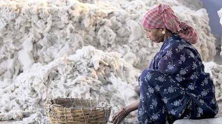 Indien stemmt 20 Prozent der Baumwollproduktion. Hier sitzt eine Arbeiterin auf einem Markt in Kalkutta.