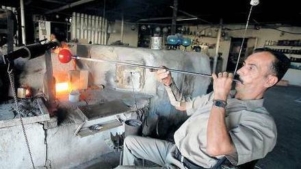 Ein Glasbläser aus Hebron bei der Arbeit.