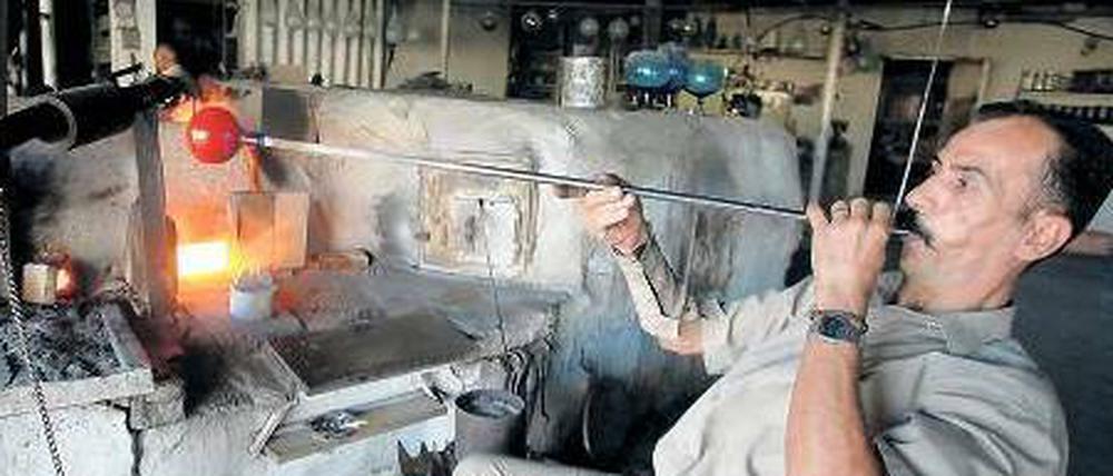 Ein Glasbläser aus Hebron bei der Arbeit.