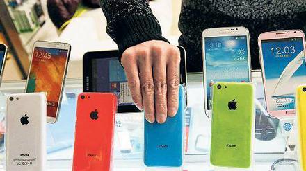 Apple ist in. Bei den Verbrauchern, die immer wieder neuen Produkten entgegenfiebern, und bei den Anlegern, die ihr Geld gern in Aktien der überaus profitablen Geldmaschine Apple anlegen. Aber wie lange noch? In diesem Jahr behauptete der Konzern zwar Platz eins, doch zwischenzeitlich gab es einige Rückschläge an der Börse. Foto: Reuters