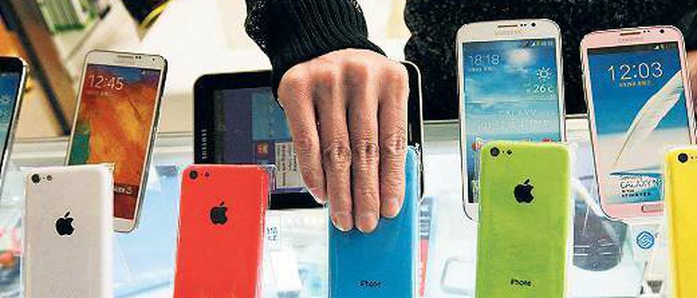 Apple ist in. Bei den Verbrauchern, die immer wieder neuen Produkten entgegenfiebern, und bei den Anlegern, die ihr Geld gern in Aktien der überaus profitablen Geldmaschine Apple anlegen. Aber wie lange noch? In diesem Jahr behauptete der Konzern zwar Platz eins, doch zwischenzeitlich gab es einige Rückschläge an der Börse. Foto: Reuters