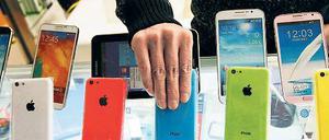 Apple ist in. Bei den Verbrauchern, die immer wieder neuen Produkten entgegenfiebern, und bei den Anlegern, die ihr Geld gern in Aktien der überaus profitablen Geldmaschine Apple anlegen. Aber wie lange noch? In diesem Jahr behauptete der Konzern zwar Platz eins, doch zwischenzeitlich gab es einige Rückschläge an der Börse. Foto: Reuters