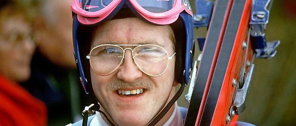 Kultspringer im Vorprogramm. Michael Edwards, besser bekannt unter seinem Flugnamen Eddie the Eagle, tritt beim ersten Springen in Oberstdorf auf.