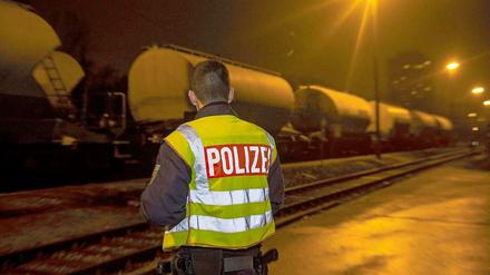 Ein Jugendlicher hat auf dem Güterbahnhof an der Greifswalder Straße einen Stromschlag erlitten.