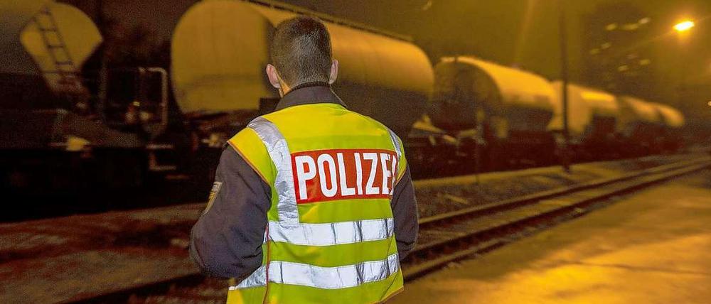 Ein Jugendlicher hat auf dem Güterbahnhof an der Greifswalder Straße einen Stromschlag erlitten.