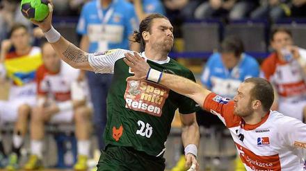Hand drauf. Die Füchse Berlin (Szene mit Pavel Horak, links) schrammten gegen Balingen an einer Blamage vorbei. Horak rettete seinem Klub mit acht Treffern den Sieg.