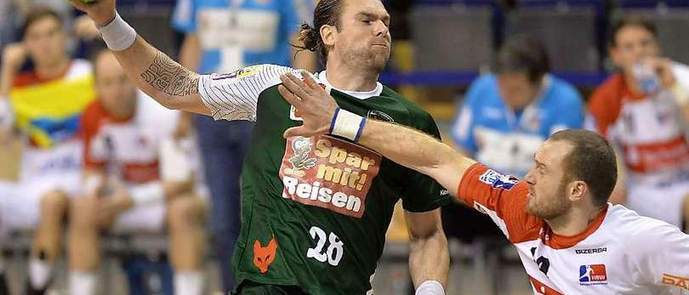Hand drauf. Die Füchse Berlin (Szene mit Pavel Horak, links) schrammten gegen Balingen an einer Blamage vorbei. Horak rettete seinem Klub mit acht Treffern den Sieg.