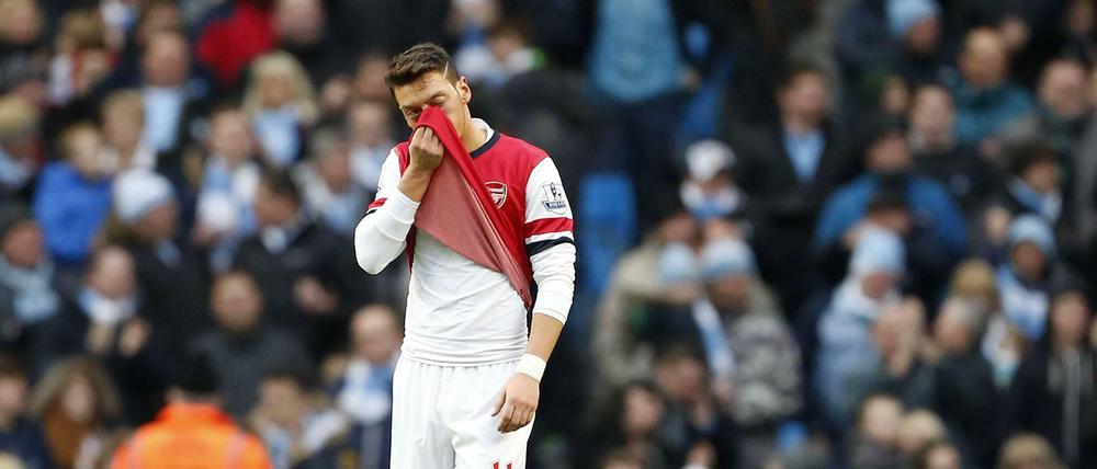 Mit hängenden Schultern. Özil muss den Unmut der Arsenal-Fans ertragen.