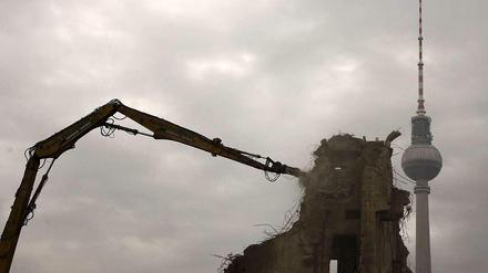 Die letzten Züge des Abrisses vom Palast der Republik. Jetzt wird auf dem Gelände das Berliner Stadtschloss wiederaufgebaut.