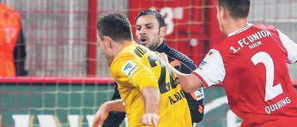 Ende schlecht, alles schlecht. Aalens Michael Klauß schließt einen Konter zum 1:3 aus Sicht des 1. FC Union ab. Die Berliner um Christopher Quiring und Torhüter Daniel Haas konnten im November kein Spiel gewinnen.