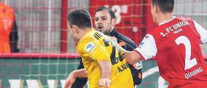 Ende schlecht, alles schlecht. Aalens Michael Klauß schließt einen Konter zum 1:3 aus Sicht des 1. FC Union ab. Die Berliner um Christopher Quiring und Torhüter Daniel Haas konnten im November kein Spiel gewinnen.