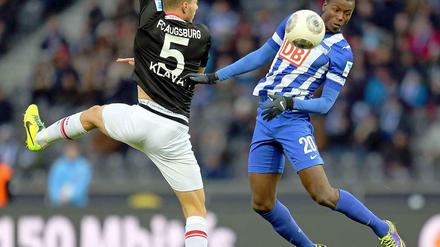 Brotlose Kunst: Herthas Ramos (r.) und Augsburgs Klavan.