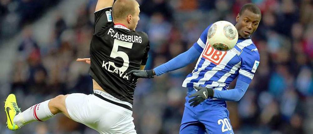 Brotlose Kunst: Herthas Ramos (r.) und Augsburgs Klavan.