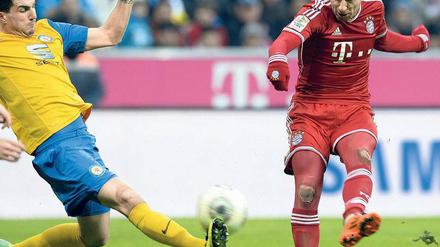 Held in Strumpfhose. Bayerns Doppeltorschütze Arjen Robben (rechts) zeigt viel Knie im Zweikampf mit Braunschweigs Kevin Kratz.