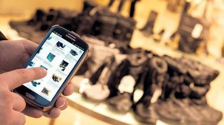 Mit der richtigen App shoppt es sich einfacher. Das wissen leider auch die Internetbetrüger, die mit gefälschten Apps Zugangsdaten zu Online-Shops und Kreditkarteninformationen abfischen wollen.