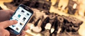 Mit der richtigen App shoppt es sich einfacher. Das wissen leider auch die Internetbetrüger, die mit gefälschten Apps Zugangsdaten zu Online-Shops und Kreditkarteninformationen abfischen wollen.