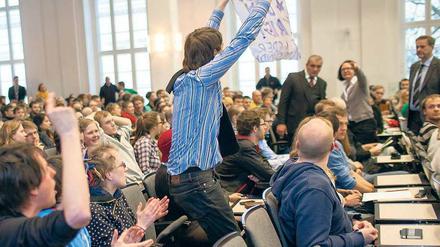 Studierende protestieren gegen einen Auftritt von Verteidigungsminister de Maizière an der Humboldt-Universität.