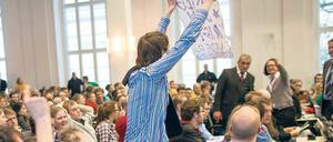 Studierende protestieren gegen einen Auftritt von Verteidigungsminister de Maizière an der Humboldt-Universität.