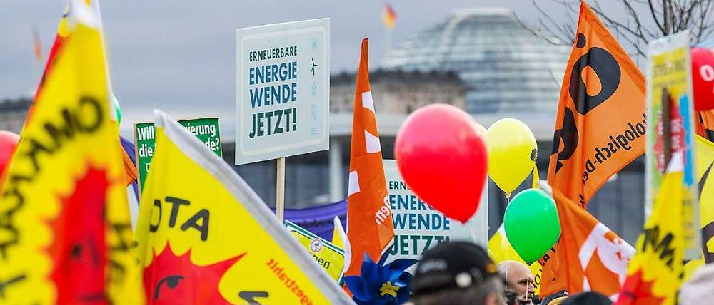 Demonstranten protestieren in der Nähe des Bundestags in Berlin für die Energiewende.
