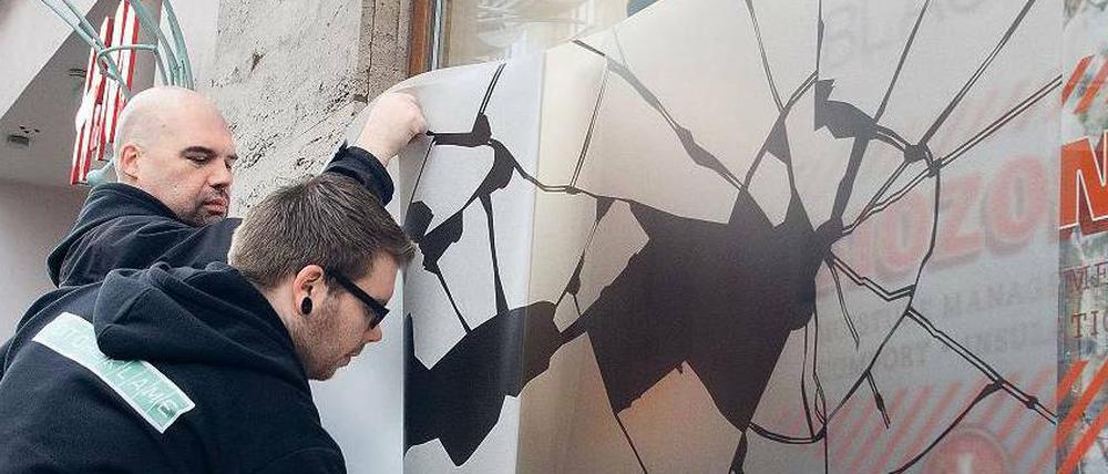 Auffällige Gedenkaktion. Ein Schaufenster des Kaufhofs am Alex symbolisiert Zerstörungen in der Pogromnacht 1938. 