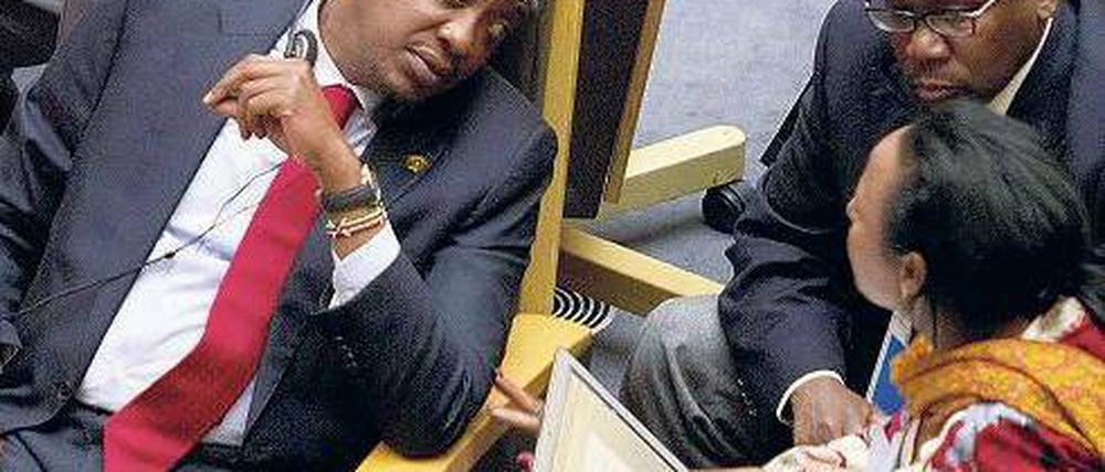Da herrscht Einigkeit. Kenias Präsident Uhuru Kenyatta (links) hat den Internationalen Strafgerichtshof als „Spielzeug imperialer Kräfte“ bezeichnet. Die AU sieht das ähnlich. Foto: AFP