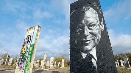 Da ist noch Platz. Auf dem Gelände der Teltower Baustofffirma kann jedermann zu Pinsel und Farbe greifen und mitmalen. Den Willy Brandt allerdings hat ein professioneller Künstler gestaltet. Foto: dpa