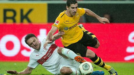 Gestolpert, aber nicht gefallen: Henrich Mchitarjan und der BVB bezwangen im Freitagsspiel der Fußball-Bundesliga den VfB Stuttgart (Szene mit Christian Gentner).