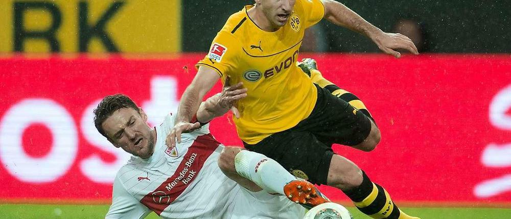 Gestolpert, aber nicht gefallen: Henrich Mchitarjan und der BVB bezwangen im Freitagsspiel der Fußball-Bundesliga den VfB Stuttgart (Szene mit Christian Gentner).
