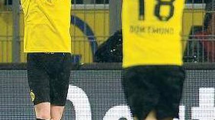 Doppelherz. Dortmunds Reus (l.) und Sahin jubeln mit der Kraft der Symbolik. Foto: AFP
