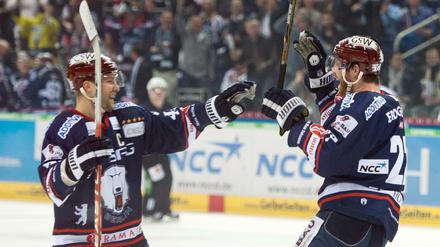Was für ein verrücktes Spiel! Die Eisbären Berlin setzten sich am Freitagabend mit 5:4 in Iserlohn durch. 