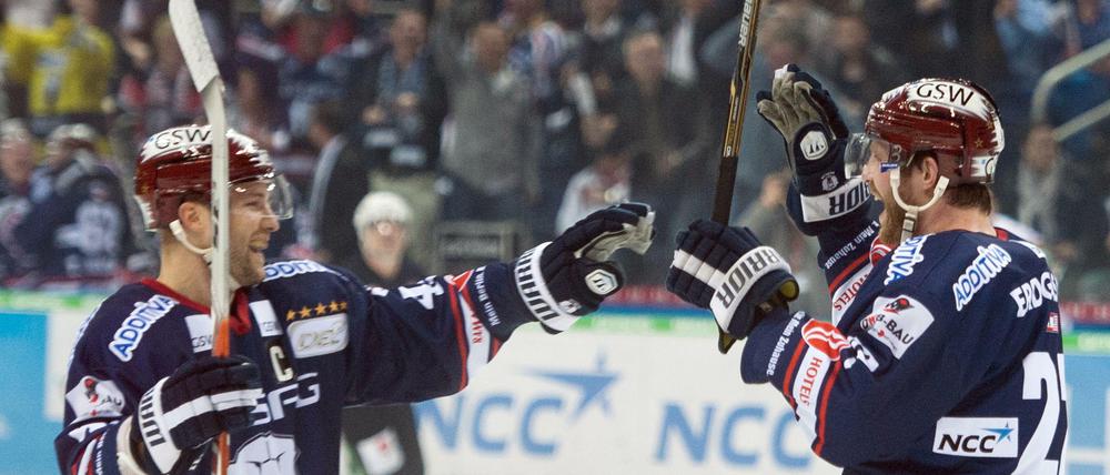 Was für ein verrücktes Spiel! Die Eisbären Berlin setzten sich am Freitagabend mit 5:4 in Iserlohn durch. 
