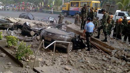 Autos wurden durch eine umfallenden Betonpfeiler zerquetscht.
