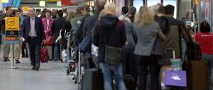 Lange Schlangen am Flughafen Tegel. Die unplanmässige Rückkehr eines Airbus beeinträchtigte am Freitagabend den Flugverkehr in Tegel.