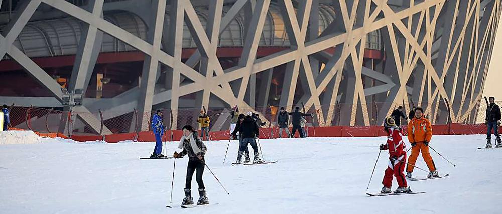 Skifahren vor dem Pekinger Olympiastadion.