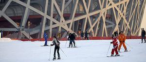 Skifahren vor dem Pekinger Olympiastadion.