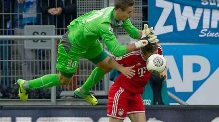 Greif die Kugel: Hoffenheims Keeper Koen Casteels packt zu.