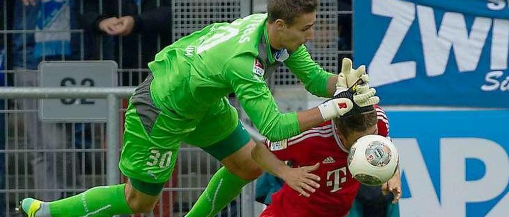Greif die Kugel: Hoffenheims Keeper Koen Casteels packt zu.