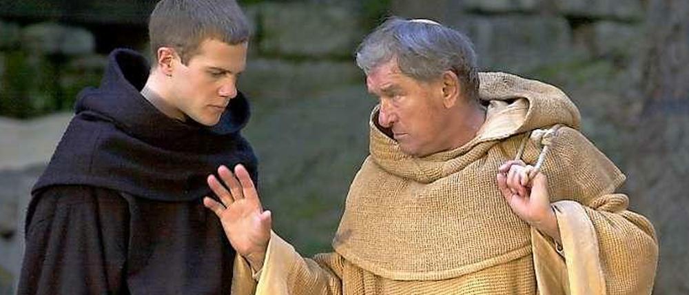 Hans von Borsody als William von Baskerville zusammen mit Jens Woggon als Adson/Adelmus (links) 2000 bei einer Aufführung der Theaterversion von Umberto Ecos "Der Name der Rose" bei den Luisenburg-Festspielen in Wunsiedel.