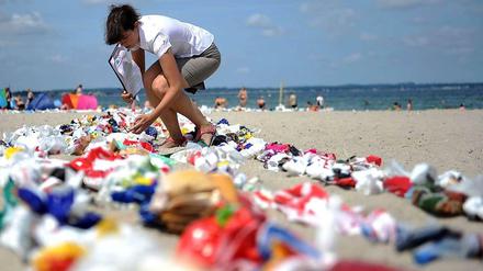 Protest am Badestrand. Kunst-Aktion gegen Plastikmüll im schleswig-holsteinischen Niendorf
