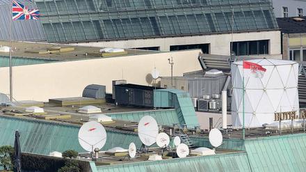 Spionagezentrale? Auf dem Dach der Botschaft Großbritanniens in Berlin sind nach Medieninformationen Abhöranlagen installiert. Das Bild wurde am Dienstag aufgenommen. Was sich wohl hinter den verschiedenen Installationen verbarg oder noch verbirgt? Etwa in dem zylinderförmigen Aufbau? Foto: Michael Kappeler/dpa